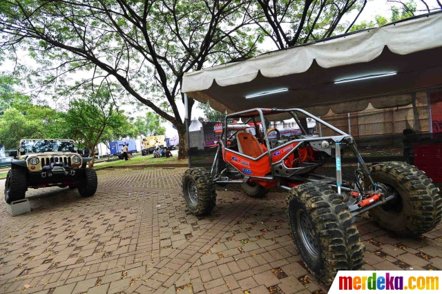 Foto Deretan mobil  dan motor klasik  mejeng di Otobursa 