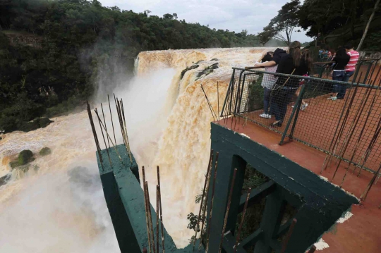 Melihat indahnya air terjun Saltos del Monday