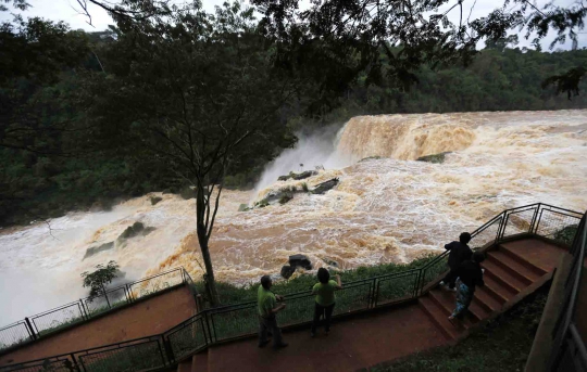 Melihat indahnya air terjun Saltos del Monday