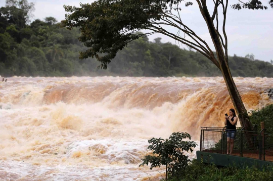 Melihat indahnya air terjun Saltos del Monday