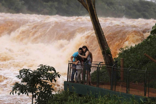 Melihat indahnya air terjun Saltos del Monday