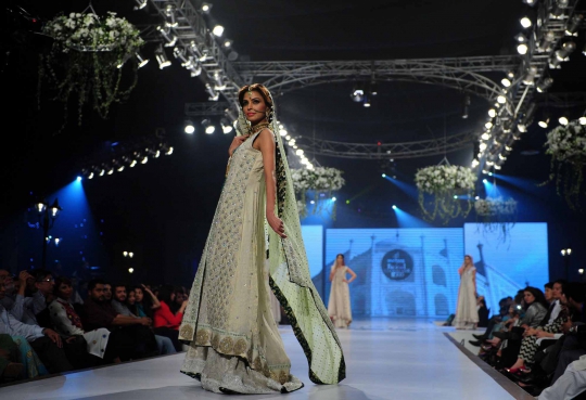 Pesona model Pakistan bergaya dalam balutan busana tradisional