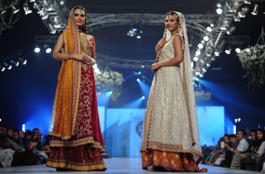 Pesona model Pakistan bergaya dalam balutan busana tradisional