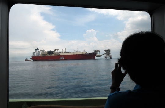 Menengok aktivitas operasional kapal FSRU Lampung di Selat Sunda