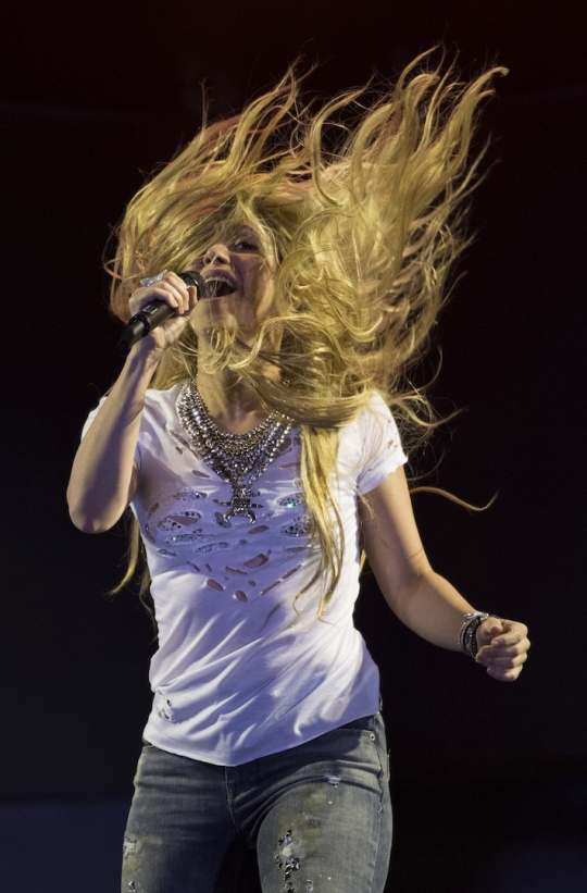 Gaya hot Shakira saat tampil di konser Wango Tango