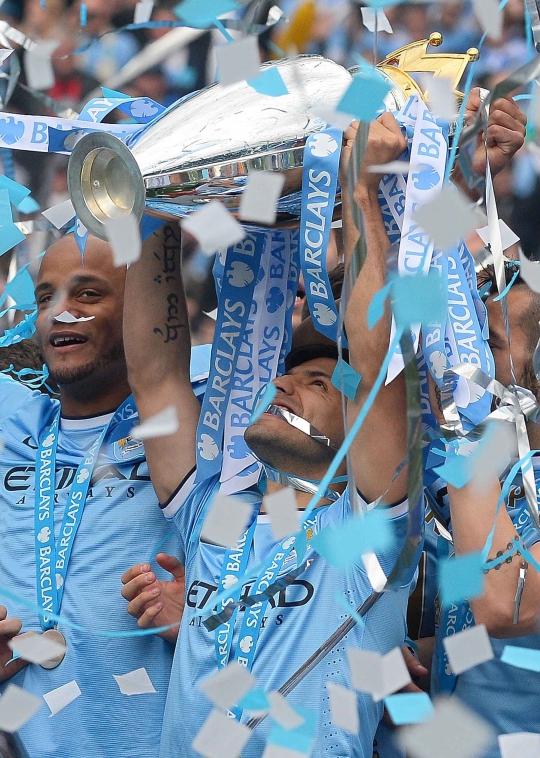 Kegembiraan The Citizens angkat trofi Barclays Premier League