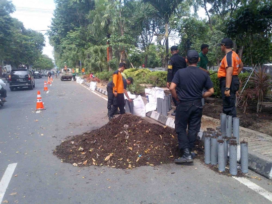 Wali Kota Risma tanam bunga di Taman Bungkul