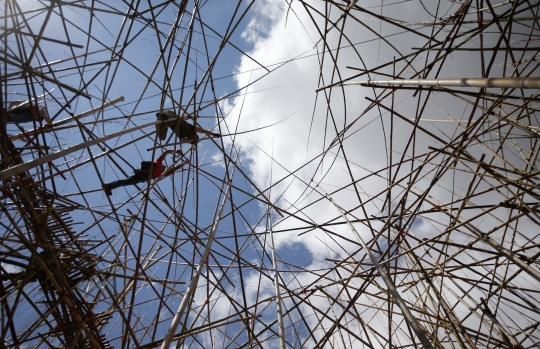 Rumitnya karya seni instalasi bambu buatan pemanjat tebing