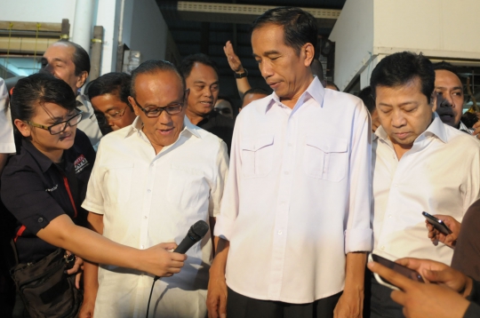 Kunjungi Pasar Gembrong, Jokowi & Ical kompak berkemeja putih