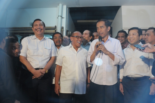 Kunjungi Pasar Gembrong, Jokowi & Ical kompak berkemeja putih