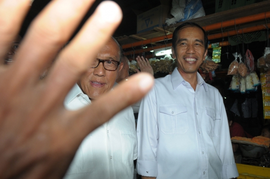 Kunjungi Pasar Gembrong, Jokowi & Ical kompak berkemeja putih