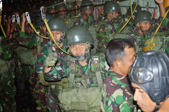 Aksi pasukan Kostrad terjun payung di Pasuruan