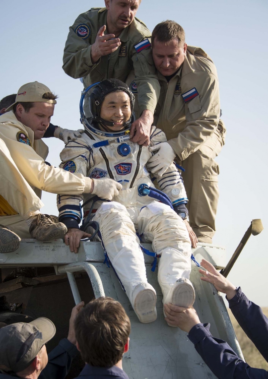 Aksi pendaratan Kapsul Soyuz TMA-11M dari luar angkasa