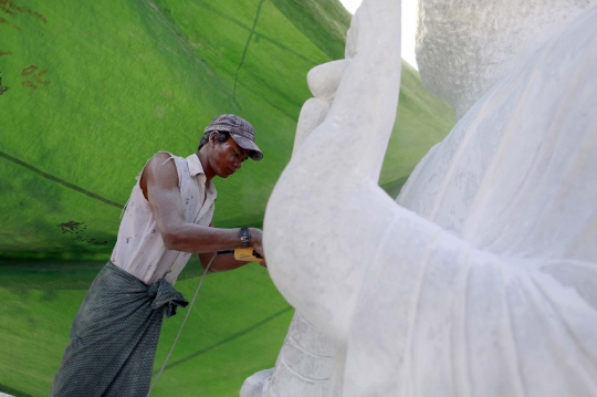 Menengok pembuatan patung Buddha dari marmer di Desa Zagyin