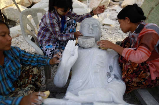 Menengok pembuatan patung Buddha dari marmer di Desa Zagyin