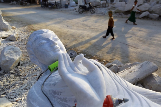 Menengok pembuatan patung Buddha dari marmer di Desa Zagyin