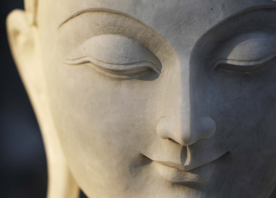 Menengok pembuatan patung Buddha dari marmer di Desa Zagyin