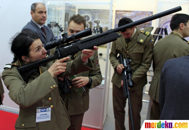 Foto : Menjajal senjata-senjata canggih buatan Rumania| merdeka.com