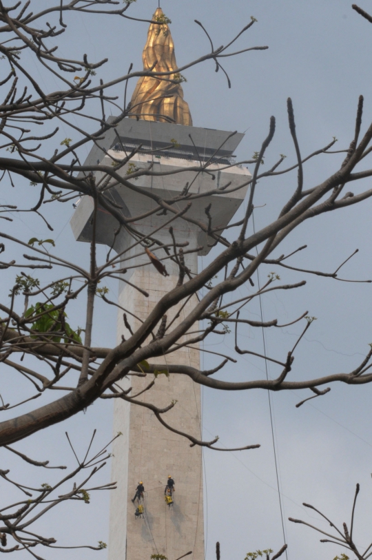 Aksi tim Kaercher Jerman bersihkan Tugu Monas