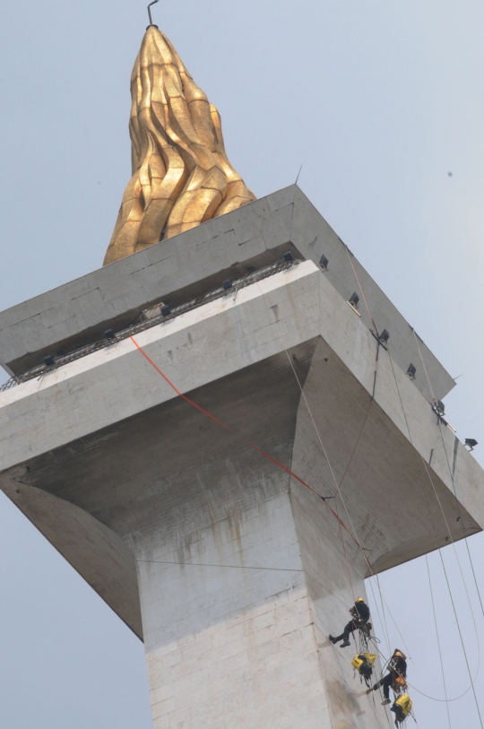 Aksi tim Kaercher Jerman bersihkan Tugu Monas