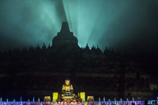 Menengok malam hening Waisak di Candi Borobudur