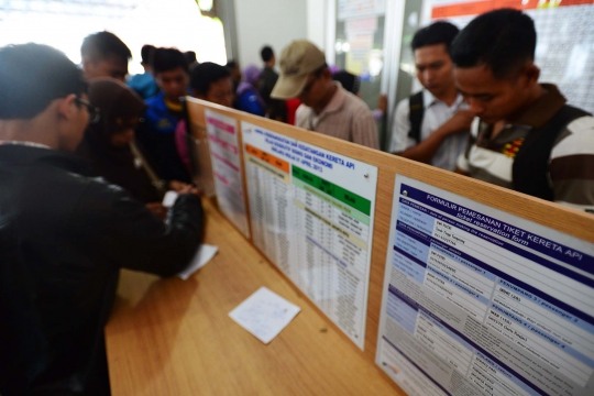 Antrean pembeli tiket kereta mudik tambahan di Stasiun Senen