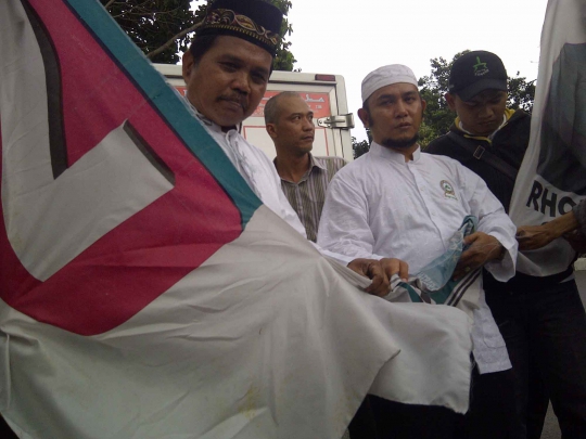 Kecewa, simpatisan Rhoma Irama robek bendera PKB