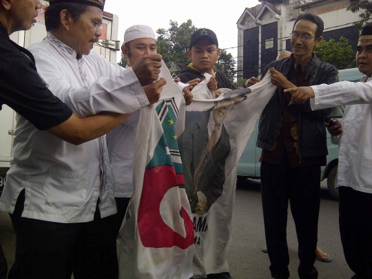 Kecewa, simpatisan Rhoma Irama robek bendera PKB