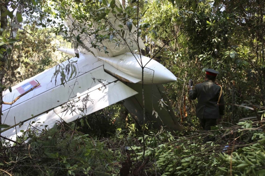 Pesawat militer berpenumpang Menteri Pertahanan Laos jatuh