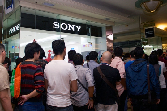 Antrean panjang warnai penjualan perdana Sony Xperia Z2