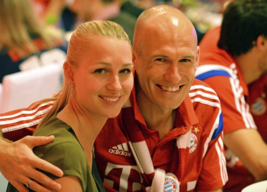 Kemesraan pemain Bayern Munich bersama sang istri