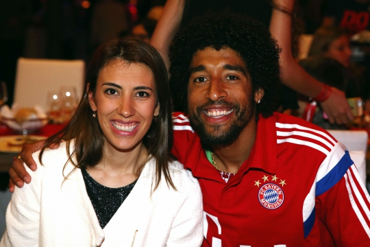 Kemesraan pemain Bayern Munich bersama sang istri
