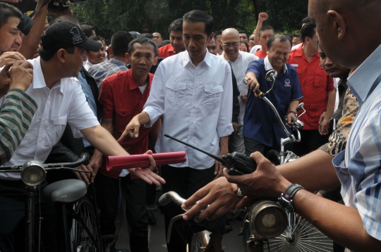 Jokowi-JK saat naik sepeda ontel daftar Pilpres 2014 ke KPU