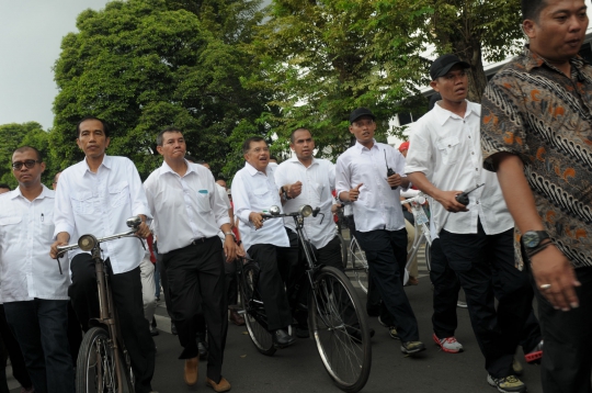 Jokowi-JK saat naik sepeda ontel daftar Pilpres 2014 ke KPU