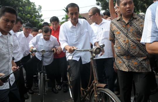 Jokowi-JK saat naik sepeda ontel daftar Pilpres 2014 ke KPU