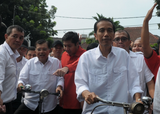 Jokowi-JK saat naik sepeda ontel daftar Pilpres 2014 ke KPU