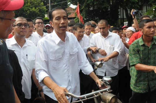 Jokowi-JK saat naik sepeda ontel daftar Pilpres 2014 ke KPU