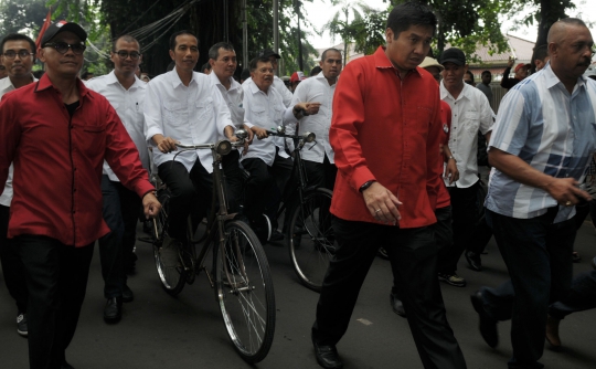 Jokowi-JK saat naik sepeda ontel daftar Pilpres 2014 ke KPU