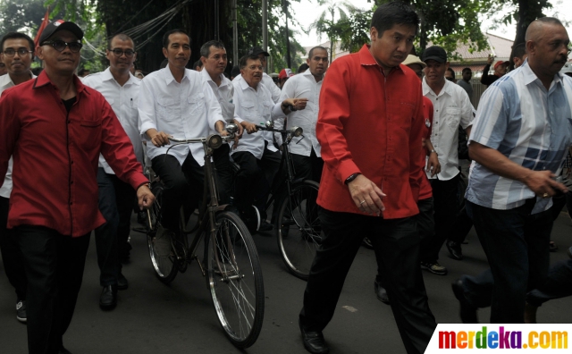  Foto Jokowi JK saat naik sepeda ontel daftar Pilpres 