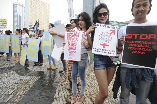 Aksi simpatik relawan cantik tuntut revisi UU perlindungan anak