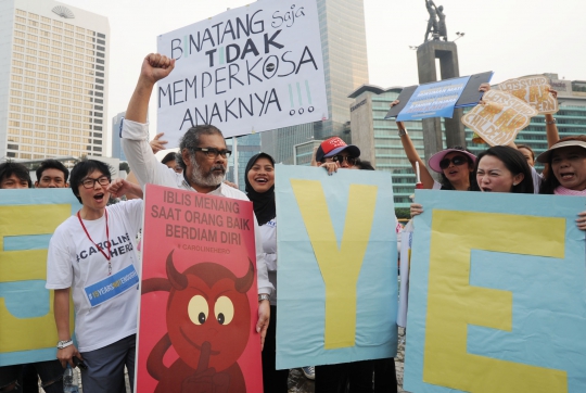 Aksi simpatik relawan cantik tuntut revisi UU perlindungan anak