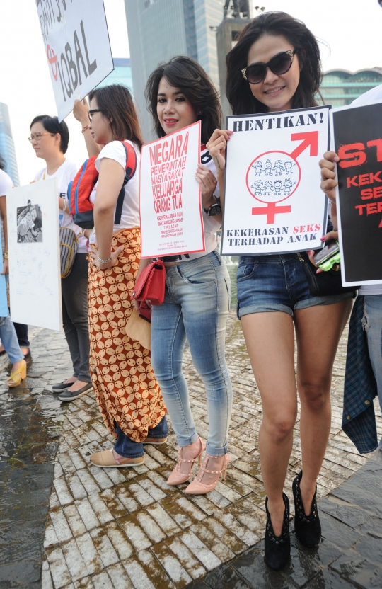 Aksi simpatik relawan cantik tuntut revisi UU perlindungan anak