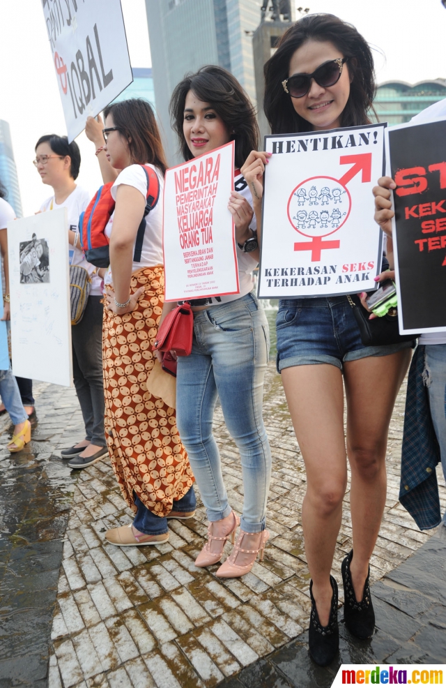 Foto : Aksi simpatik relawan cantik tuntut revisi UU ...