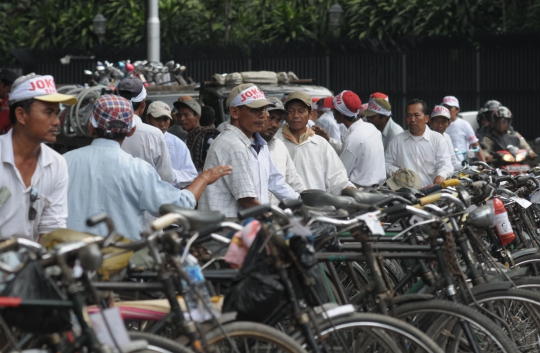 Saat ojek-ojek ontel bersiap antar Jokowi-JK ke KPU