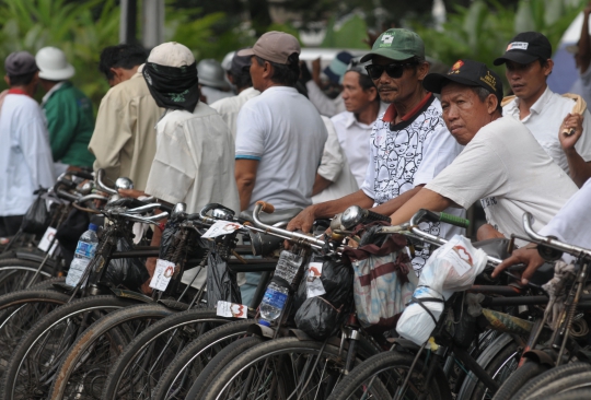 Saat ojek-ojek ontel bersiap antar Jokowi-JK ke KPU