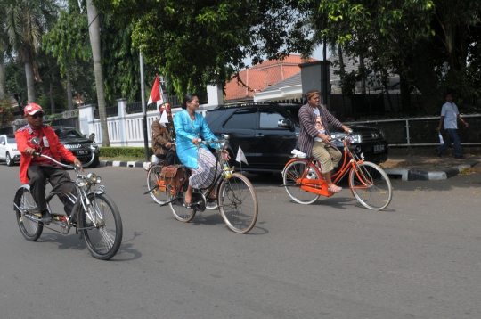 Saat ojek-ojek ontel bersiap antar Jokowi-JK ke KPU