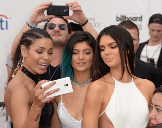 Pesona 'si kembar' Kendall & Kylie Jenner di Billboard Awards