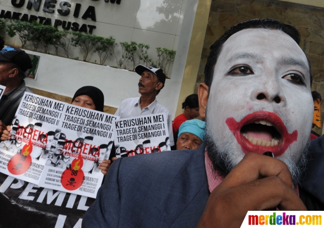 Foto : Relawan Gerindra copot poster sindiran Prabowo di 