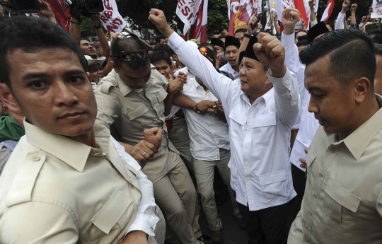 Pengawalan ketat Prabowo-Hatta saat jalan kaki ke Gedung KPU