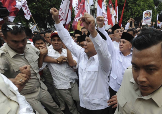 Pengawalan ketat Prabowo-Hatta saat jalan kaki ke Gedung KPU